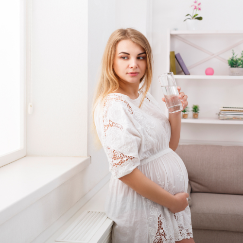 Schwangere%20mit%20Wasser